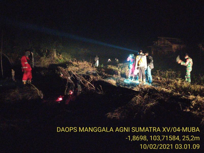 TIm Gabungan Lakukan Pemadaman di sekitar lokasi Karhutla di desa Mekar Jaya, Kecamatan Bayung Lincir, Kabupaten Muba