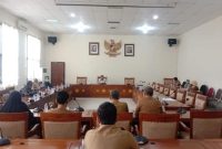 Anggota Dewan Perwakilan Rakyat Daerah Kabupaten Ogan Ilir (DPRD OI)  melalui perwakilan Fraksi, melaksanakan rapat kerja (Raker) lanjutan bersama BAPEDA dan BPKAD Setda OI