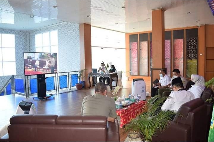 Bupati Musi Rawas Hj Ratna Machmud mengikuti Pembukaan Rapat Koordinasi Nasional Penanggulangan Bencana Tahun 2021 melalui virtual conference, bertempat di Replika Rumah Adat Kantor Bupati Musi Rawas, Rabu (3/3/2021).