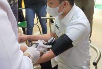 Bupati dan Wakil Bupati Ogan Ilir (OI) Panca-Ardani, hari ini melakukan vaksinasi COVID-19 sekaligus orang pertama yang menjalani  vaksinasi di Puskesmas Timbangan Kecamatan Indralaya Utara, OI, Kamis (4/3 /2021).