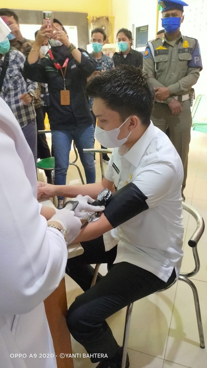 Bupati dan Wakil Bupati Ogan Ilir (OI) Panca-Ardani, hari ini melakukan vaksinasi COVID-19 sekaligus orang pertama yang menjalani  vaksinasi di Puskesmas Timbangan Kecamatan Indralaya Utara, OI, Kamis (4/3 /2021).