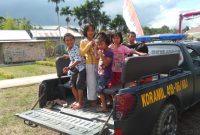 Senangnya Anak Anak Naik Mobil Dinas TNI