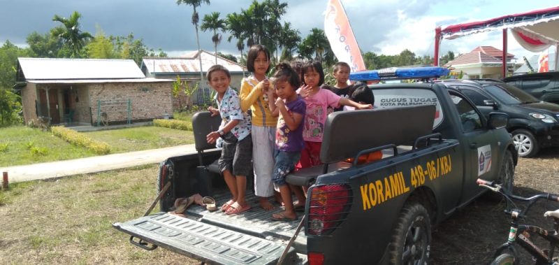 Senangnya Anak Anak Naik Mobil Dinas TNI