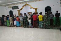 Satgas TMMD ke 110 Kodim 0418 Palembang melaksanakan salat magrib berjamaah dengan warga Lorong Sungai Jawi, Minggu (7/3/2021).