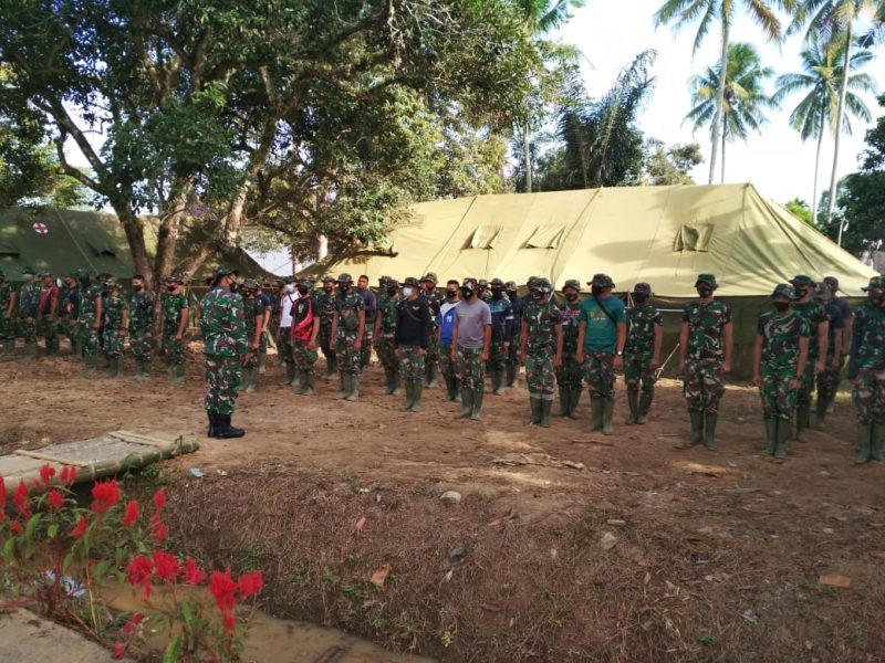 Apel pagi yang dilaksanakan oleh seluruh Satgas TMMD, terpantau langsung dipimpin Komandan Satuan Setingkat Kompi (DANSSK) Kapten Infanteri Winarto.