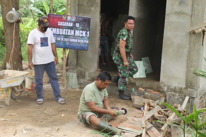 Pembuatan MCK yang dilakukan Satgas TMMD ke 110 Kodim 0418 Palembang terus digenjot pengerjaannya.