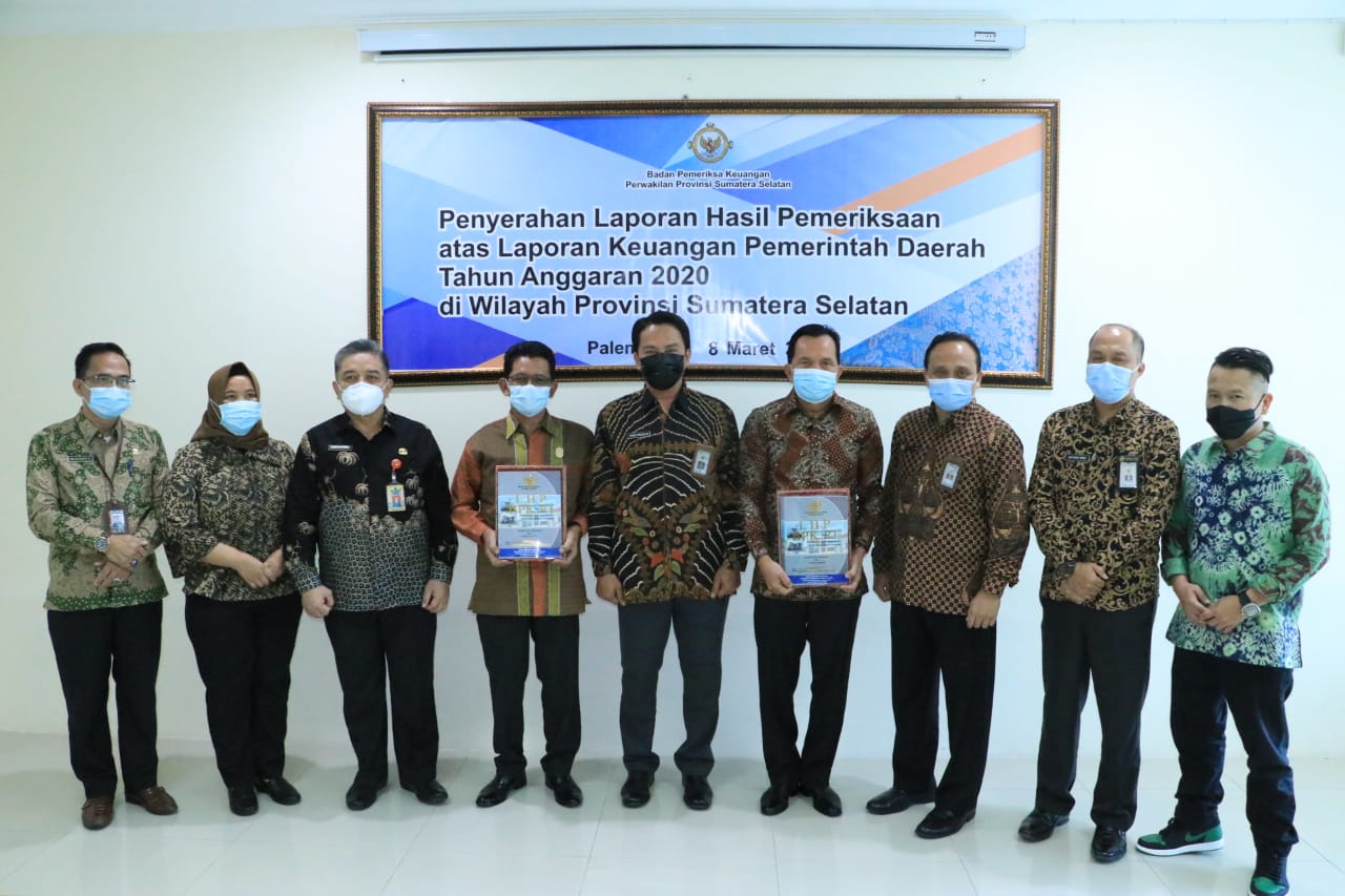 Pose bersama antara Pemerintah Kota Prabumulih dengan Badan Pemeriksaan Keuangan Perwakilan Sumsel