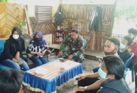 Danunit Kodim 0418 Palembang Lettu Kav Taufik yang juga masuk dalam personel Satgas TMMD ke 110, merangkul para pemuda dan pemudi yang ada di lokasi TMMD ke 110.