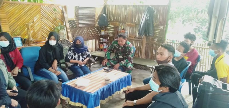 Danunit Kodim 0418 Palembang Lettu Kav Taufik yang juga masuk dalam personel Satgas TMMD ke 110, merangkul para pemuda dan pemudi yang ada di lokasi TMMD ke 110.