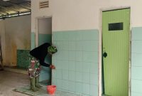 Satgas TMMD Pasang Keramik Masjid Nurul Iman