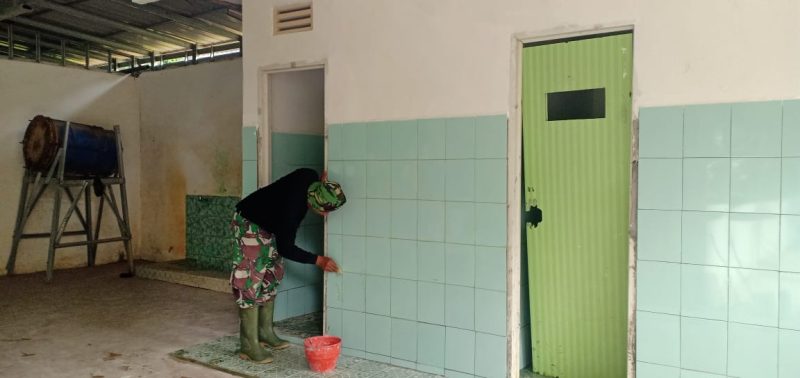 Satgas TMMD Pasang Keramik Masjid Nurul Iman