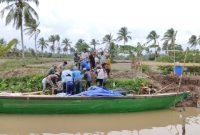 Satgas TMMD Angkut Material Pembangunan Pakai Perahu Getek