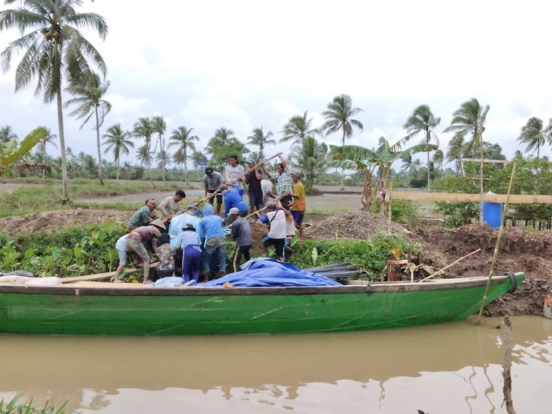 Satgas TMMD Angkut Material Pembangunan Pakai Perahu Getek