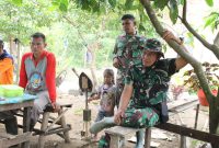 Saat jam istirahat setelah setengah hari bekerja, Satuan Tugas (Satgas) TNI Manunggal Membangun Desa (TMMD) Kodim 0418 Palembang melakukan komunikasi sosial (Komsos) dengan warga.