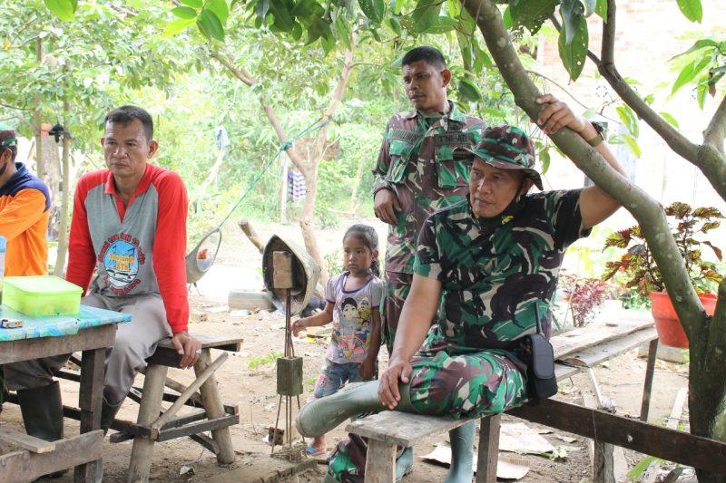 Saat jam istirahat setelah setengah hari bekerja, Satuan Tugas (Satgas) TNI Manunggal Membangun Desa (TMMD) Kodim 0418 Palembang melakukan komunikasi sosial (Komsos) dengan warga.