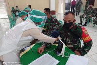 Komandan SSK TMMD ke 110 Kodim 0418 Palembang, Kapten Inf Winarto memimpin langsung satgas untuk mengikuti vaksinasi di Balai Prajurit, Rabu (10/03/2021).