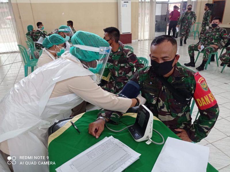 Komandan SSK TMMD ke 110 Kodim 0418 Palembang, Kapten Inf Winarto memimpin langsung satgas untuk mengikuti vaksinasi di Balai Prajurit, Rabu (10/03/2021).