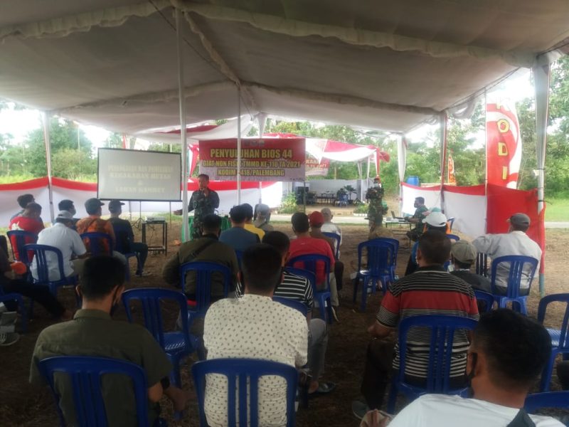 Satgas TMMD 110 Kodim 0418 Palembang memberikan penyuluhan pemanfaatan BIOS 44 kepada warga Kampung Jawi, Kelurahan Sungai Selincah, Kecamatan Kalidoni, Palembang.