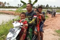 Gunakan Motor, Satgas Bawa Anak Anak Sungai Jawi Keliling Lihat Lokasi TMMD