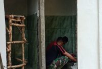 Pembangunan MCK Masuk Tahap Pemasangan Keramik