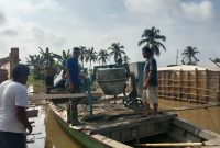 alat yang digunakan untuk mengecor seperti Molen, mulai dipindahkan menggunakan getek untuk tahapan berikutnya. 