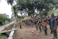 Yel Yel Satgas TMMD 110 Kodim 0418 Palembang menjadi penyemangat mengawali kegiatan pembangunan Kampung Sungai Jawi di pagi hari, Jumat (13/3/2021). 