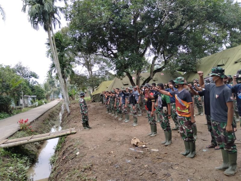 Yel Yel Satgas TMMD 110 Kodim 0418 Palembang menjadi penyemangat mengawali kegiatan pembangunan Kampung Sungai Jawi di pagi hari, Jumat (13/3/2021). 