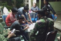 Setelah melaksanakan pembangunan, Satgas TMMD 110 Kodim 0418 Palembang saat malam hari berbaur dengan warga sekitar untuk bermain gaplek. 