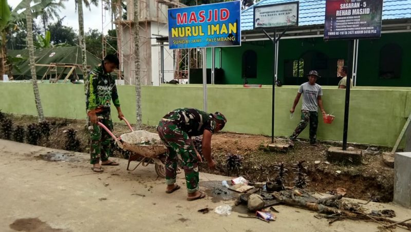 Antisipasi Banjir, Satgas TMMD Bersihkan Saluran Air Masjid Nurul Iman