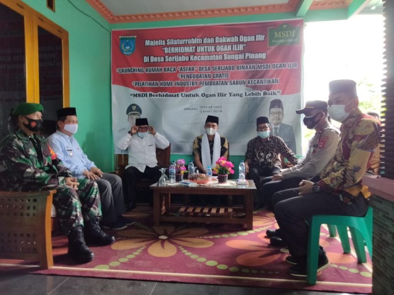 Bupati Kabupaten Ogan Ilir, Panca Wijaya Akbar meresmikan secara simbolis Rumah Baca Asfar di desa Serijabo, Kecamatan Sungai Pinang, Kabupaten OI, Jumat (13/3/2021). 
