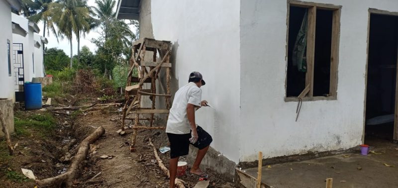 Pengerjaan Kediaman Bu Sopiah Masuk Tahap Plamir Dinding Luar