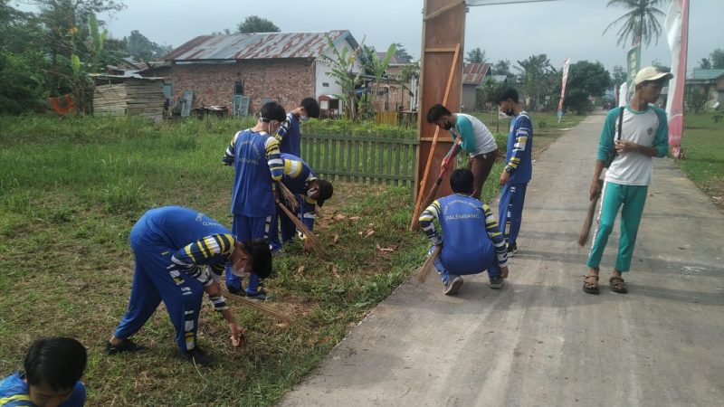 Siswa SMA Dharma Bakti Bersih Bersih Pos Kotis TMMD