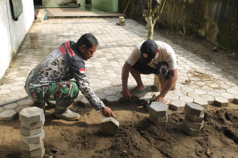 Pemasangan Paving Blok Masjid Nurul Iman Sudah 85 Persen