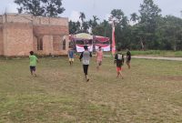 Meski Bola Plastik, Anak Anak Sungai Jawi Terlihat Senang Bermain Bola Kaki Bersama Satgas