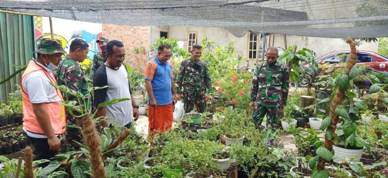 Dandim mendatangi lokasi kebun milik warga yang ada di Kampung Sungai Jawi RT 26 RW 07 Kelurahan Sungai Selincah Kecamatan Kalidoni Palembang.