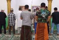 Kebersamaan anggota Satgas TMMD Kodim 0418 Palembang, tidak hanya terlihat saat bekerja saja, namun saat beribadah anggota Satgas dan warga lorong Sungai Jawi dilakukan bersama.