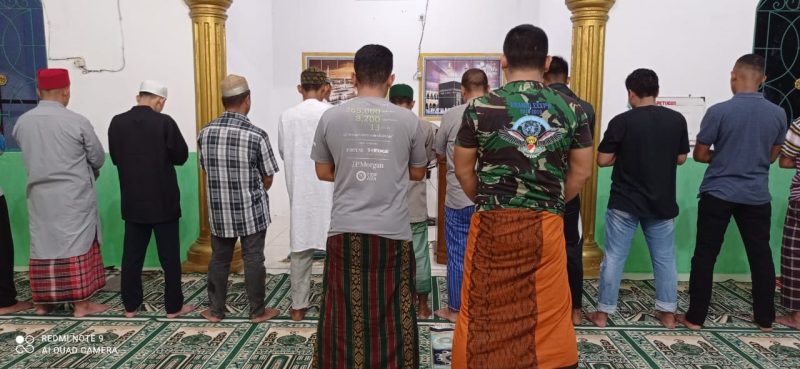 Kebersamaan anggota Satgas TMMD Kodim 0418 Palembang, tidak hanya terlihat saat bekerja saja, namun saat beribadah anggota Satgas dan warga lorong Sungai Jawi dilakukan bersama.