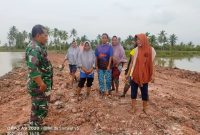 Beberapa warga yang melintas di jalan yang tengah dikerjakan tersebut, mengucapkan terima kasih kepada TMMD Kodim 0418 Palembang yang telah membangun jalan tersebut.