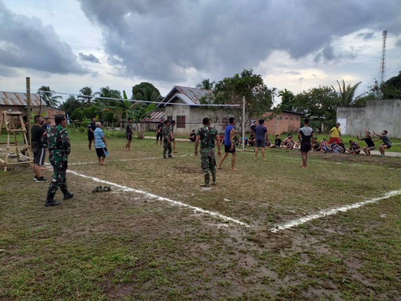 Ajang silaturahmi antara Satgas TMMD dan warga kampung Jawi di akhir pekan ini dengan olahraga bersama yakni pertandingan bola voli.