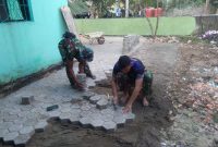 Meski Libur, Satgas TMMD Tetap Lanjutkan Pemasangan Paving Blok Masjid Nurul Iman