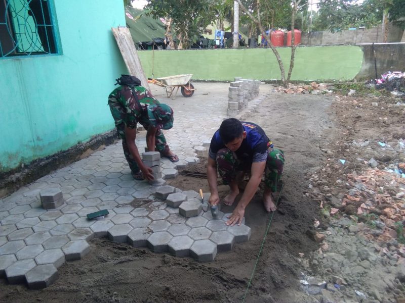 Meski Libur, Satgas TMMD Tetap Lanjutkan Pemasangan Paving Blok Masjid Nurul Iman
