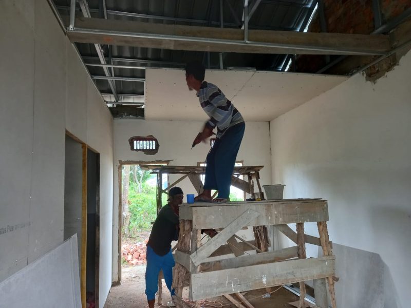 Pengerjaan Sekat Ruangan dan Plafon Terus Dilakukan Satgas TMMD 