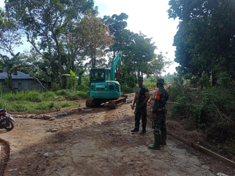 Komandan SSK TMMD Cek Perataan Jalan Sepanjang 750 Meter