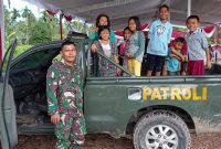 Anak anak Kampung Sungai Jawi ramai-ramai keliling kampung gunakan mobil Patroli Kodim 0418 Palembang yang dikendarai Personel Satgas TMMD 110