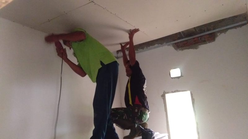 Pemasangan Plafon di seluruh rungan rumah milik Sopyah yang berukuran 6m x 6m (tipe 36) telah selesai dipasang.