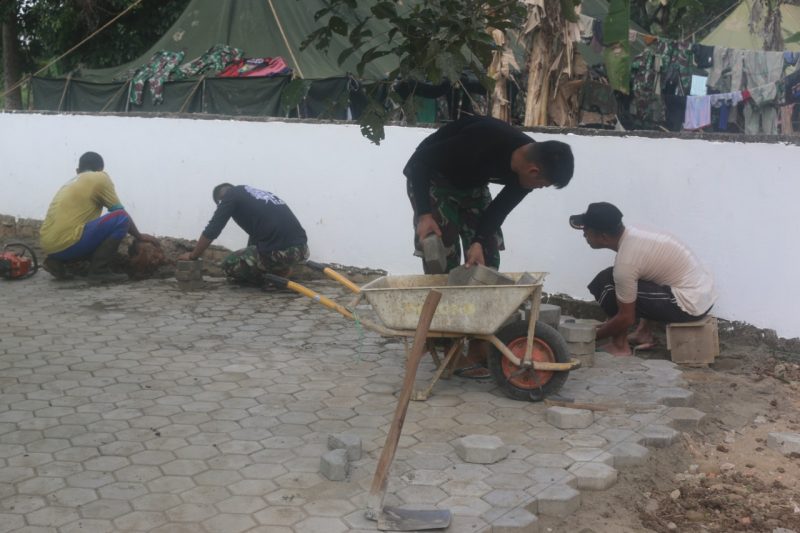 Satgas Rapikan Pemasangan Paving Blok Masjid Nurul Iman