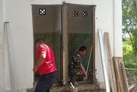 Satgas TMMD Kodim 0418 Pasang Pintu MCK