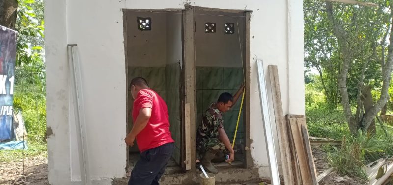 Satgas TMMD Kodim 0418 Pasang Pintu MCK