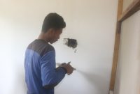 Satgas TMMD Pasang Instalasi Listrik di Rumah Kalena