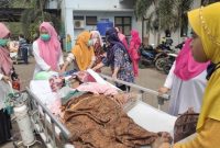 Pasien RSUD Rabain Muara Enim dievakuasi keluar dari ruangan.